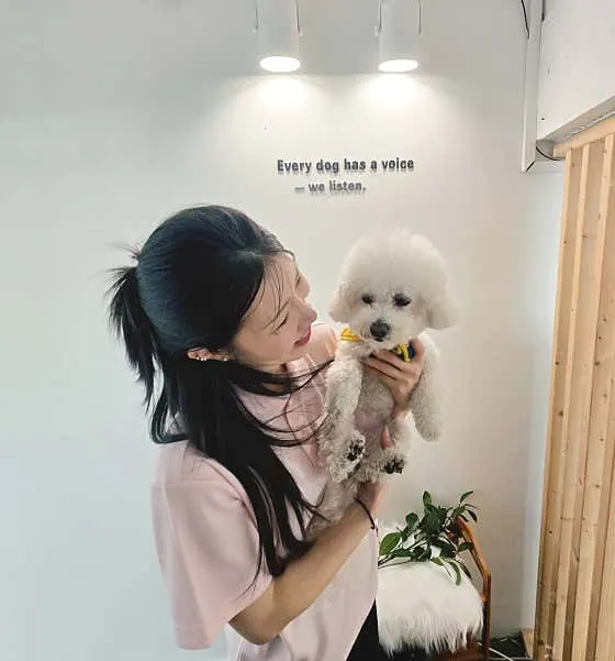 반려견을 돌보는 개소리애견유치원 훈련사